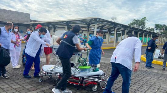 Personal del Hospital Francisco de Orellana trasladan paciente  a Quito