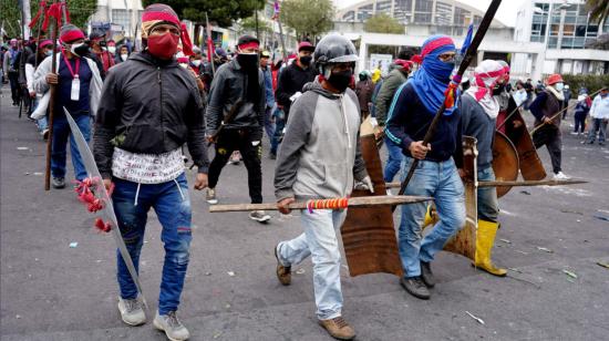 Manifestantes indígenas, con escudos y lanzas, recorren las calles de Quito, durante una protesta, el 22 de junio de 2022.