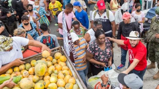 Unos 200 campesinos se agruparon para distribuir sus productos directamente a los consumidores de los barrios de Guayaquil, el 22 de junio de 2022, en pleno paro nacional.