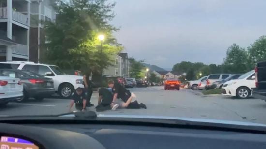 Captura de pantalla del video que muestra la detención de Christian Hensley, el 15 de junio de 2022, en Carolina del Norte.