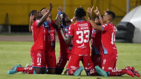 Jugadores de El Nacional celebran en el partido ante Barcelona, en el estadio Atahualpa, el 2 de julio de 2022.