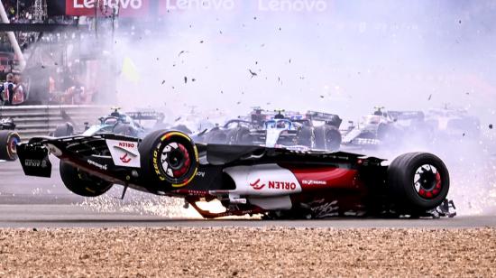 El monoplaza de Guanyu Zhou se volcó luego del accidente en el GP de Bran Bretaña de la F1, el 3 de julio de 2022.