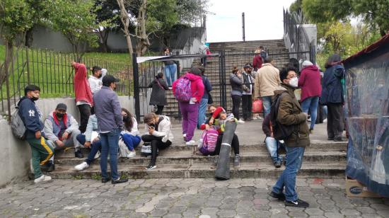 Familiares y pacientes del Hospital Eugenio Espejo en las afueras de esa casa de salud, el 10 de junio de 2022.