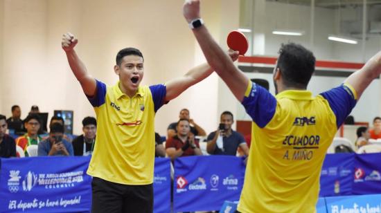 Emiliano Riofrío y Alberto Miño celebran su victoria en la final de dobles masculinos en tenis de mesa de los Bolivarianos, el 3 de julio de 2022.