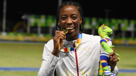 La atleta ecuatoriana Liuba Zaldívar con su medalla de oro luego de ganar en salto triple de los Jugeos Bolivarianos, el 3 de julio 2022.