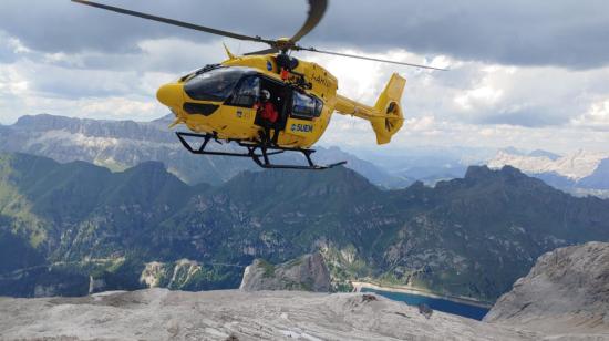 Seis personas han muerto y ocho se encuentras heridas, una de ellas de gravedad, tras el desprendimiento de un parte del glaciar de la Marmolada, en Italia, el 3 de julio de 2022.