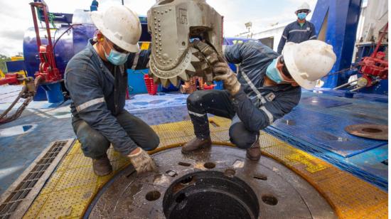 Reactivación de una torre petrolera en un campo de la petrolera estatal Petroecuador, tras el paro nacional de 18 días.