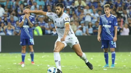 Hulk, de Mineiro, patea un penalti ante Emelec en el estadio George Capwell de Guayaquil, el 28 de junio de 2022.