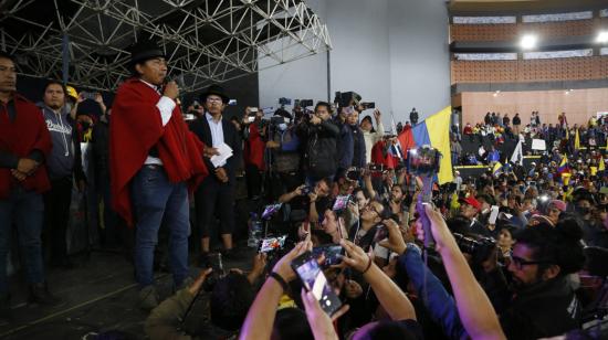 Indígenas celebran el fin del paro nacional en la Casa de la Cultura, el 30 de junio de 2022.