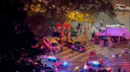 El tiroteo cerca de la avenida Benjamin Franklin Parkway, en Filadelfia, Estados Unidos, dejó dos policías heridos, la noche del 4 de julio de 2022.