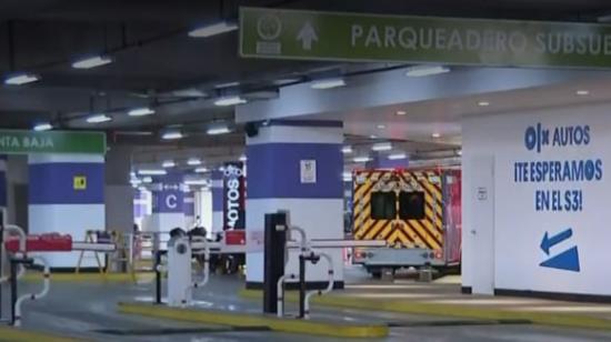 Imagen del parqueadero donde permanecía el blindado, que fue asaltado dentro de un centro comercial de Carapungo, norte de Quito, el 5 de julio de 2022.