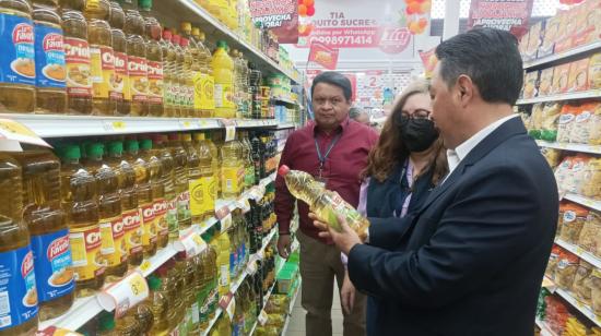 Un operativo de control de precios en un supermercado de Quito, el 28 de junio de 2022.