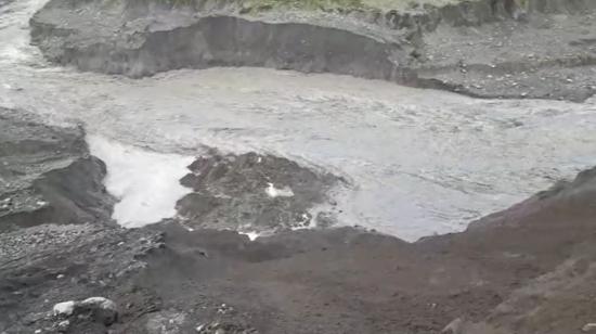 Lluvias destruyen un tramo de una vía rudimentaria abierta por pobladores para conectar Quito con Lago Agrio, en el sector de Piedra Fina, en la provincia amazónica de Napo.