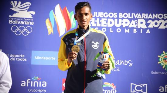 Vicente Loza, con la medalla de oro que logró en la media maratón de los Juegos Bolivarianos de Valledupar, el 5 de julio de 2022. 