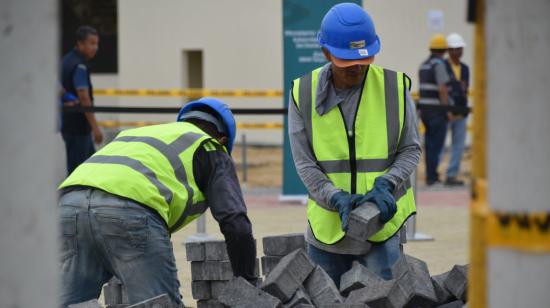 Imagen referencial de trabajadores de la construcción en Guayaquil, el 3 de junio de 2022.