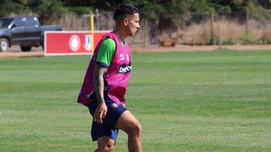 Matías Fernández maneja una pelota en un entrenamiento con Unión La Calera de Chile, en abril de 2022.