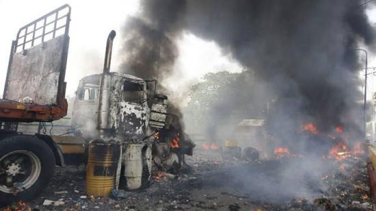 Tres camiones Howo del Ejército y un tráiler rojo fueron incendiados por los manifestantes en el ataque a un convoy militar en San Antonio de Pichincha, el 23 de junio.