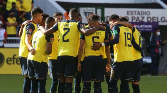 Los jugadores de la selección ecuatoriana de fútbol se abrazan previo al inicio del compromiso en Casa Blanca, el jueves 11 de noviembre de 2021.