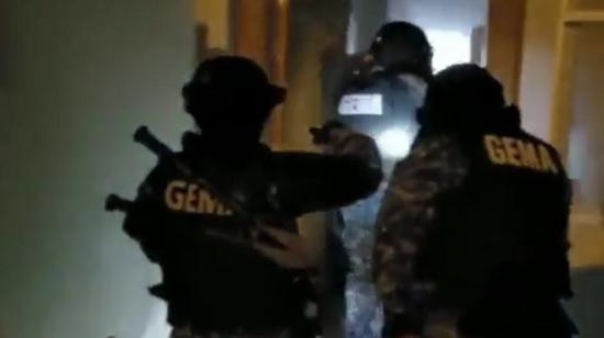 Imagen de los allanamientos simultáneos a varias provincias del país, donde se detuvo a 11 personas, entre ellos a un policía activo, el 7 de julio de 2022.