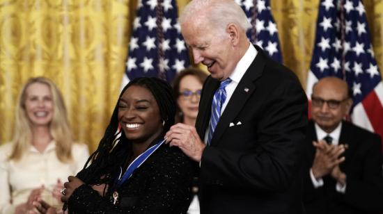 El presidente de Estados Unidos, Joe Biden, le coloca la medalla de la libertad a Simone Biles, el viernes 8 de julio, en Washington.