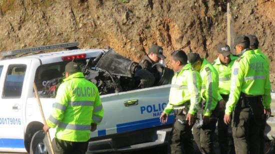 Agentes de la Policía investigan la explosión de un vehículo en Pallatanga, el 1 de julio de 2022.