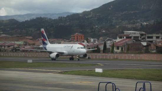 Un avión aterriza en la pista del aeropuerto Mariscal La Mar, de Cuenca, en junio de 2022.