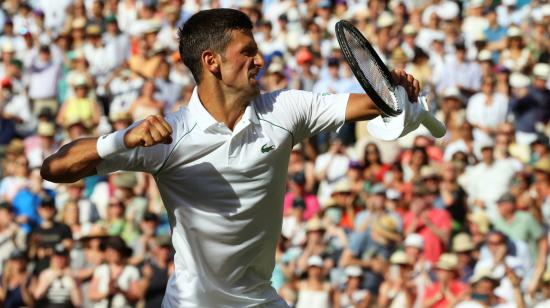 Novak Djokovic festeja su triunfo sobre Cameron Norrie, el 8 de julio de 2022, para llegar a la final de Wimbledon.