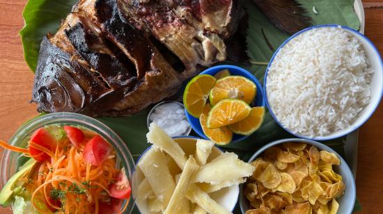 Un plato de gamitana ahumada y patacón en la Amazonía de Ecuador.