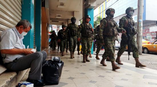 Militares recorren La Bahía, en Guayaquil, por riesgos de saqueos, en medio del paro nacional, el 14 de junio de 2022.