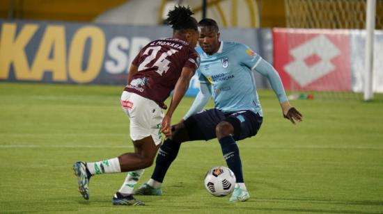 Jugadores de Universidad Católica y Mushuc Runa en el estadio Olímpico Atahualpa, el 8 de julio de 2022.