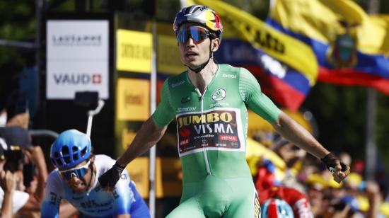 Wout Van Aert festeja su victoria en la Etapa 8 del Tour de Francia, el 9 de julio de 2022. 