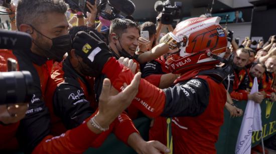 Charles Leclerc festeja con sus mecánicos la victoria en el Gran Premio de Austria, el 10 de julio de 2022. 