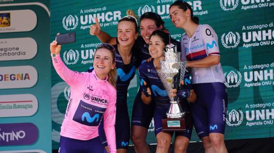 La neerlandesa Van Vleuten festeja con sus compañeras la victoria en el Giro de Italia, el 10 de julio de 2022. 