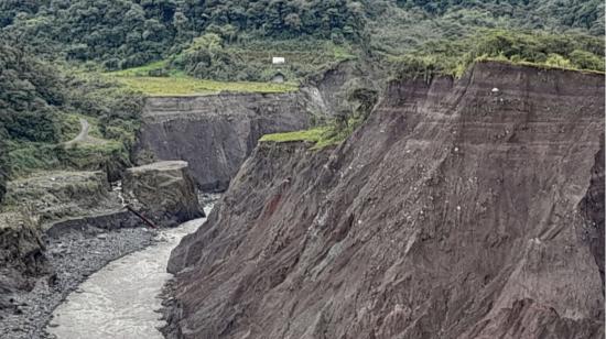 Socavón en el sector de Piedra Fina, en El Chaco, un cantón de la provincia amazónica de Napo. El deslizamiento se origina por la erosión del Río Coca, 10 de julio de 2022.