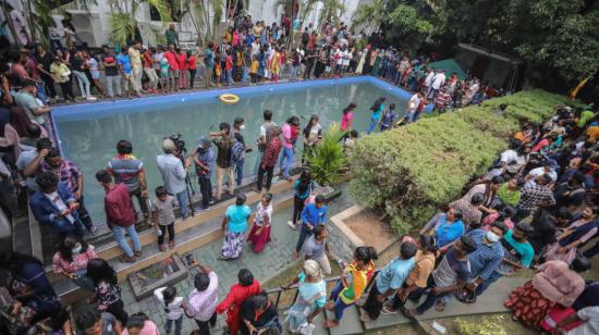 Momento en que los manifestantes irrumpieron en la residencia del presidente de Sri Lanka, en rechazo a la crisis económica, el 10 de julio de 2022.