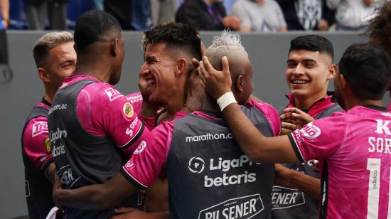 Los jugadores de Independiente del Valle festejan un gol ante Cumbayá FC en el Estadio Banco Guayaquil, el 10 de julio de 2022.