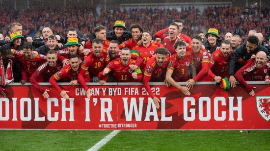 Los jugadores de Gales celebran su clasificación al Qatar, el 5 de junio de 2022, en Cardiff.