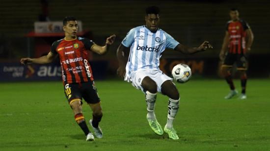 Efrén Mera, de Deportivo Cuenca, intenta robar un balón en el partido ante Guayaquil City, el lunes 11 de julio de 2022, en Cuenca.