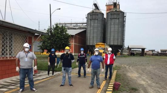 Empleados en una planta de silos de la Unidad de Almacenamiento (UNA).