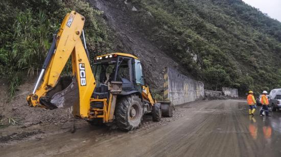 Trabajos viales en Baños con maquinaria del Ministerio de Transporte y Obras Públicas.