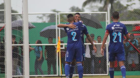 Los jugadores de Emelec celebran un gol anotado frente a Unión Manabita por Copa Ecuador, el 13 de julio de 2022.