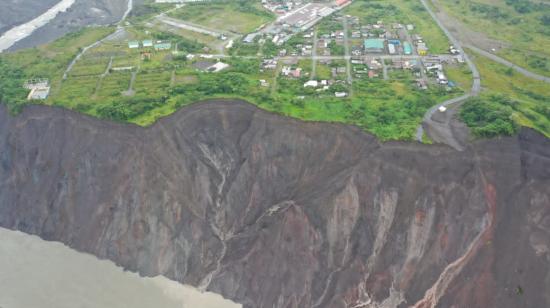 Vista aérea de San Luis, sector en riesgo por la erosión del río Coca, el 14 de julio de 2022.