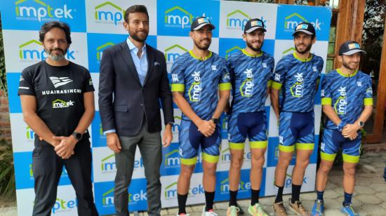 Santiago López, Sebastián Palacios y los competidores del Huairasinchi, en Puembo, el 14 de julio de 2022.