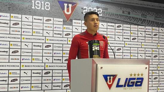 El defensor de Liga de Quito, Luis Ayala, en rueda de prensa el 14 de julio de 2022.