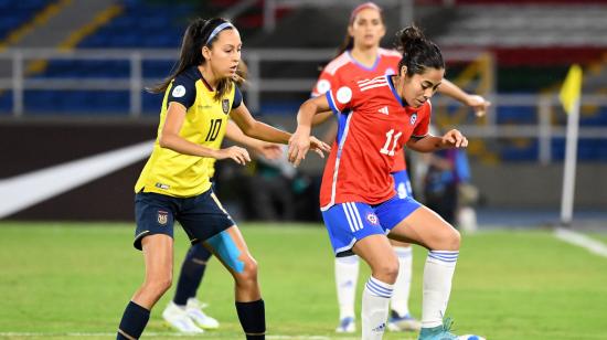 Yessenia López, de Chile, controla una pelota ante la marca de Danna Pesántez, de Eciador, en un partido por la Copa América femenina de Colombia, el 14 de julio de 2022.