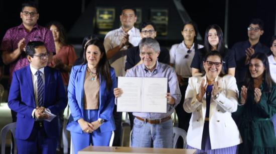 El presidente Guillermo Lasso tras la firma del decreto que elimina la toma del examen para acceder a las universidades de Ecuador. El evento se realizó en la Espol de Guayaquil, la noche del 14 de julio de 2022.