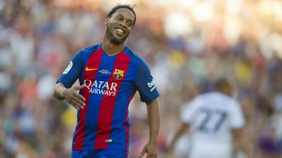 El jugador brasileño Ronaldinho vistiendo la camiseta del FC Barcelona.