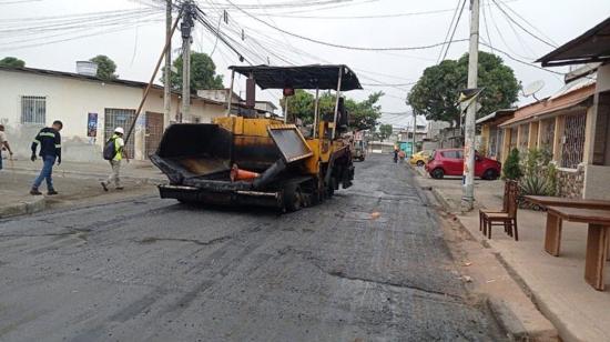 Obras de repavimentación en el sector de El Guasmo, en Guayaquil, en julio de 2022.