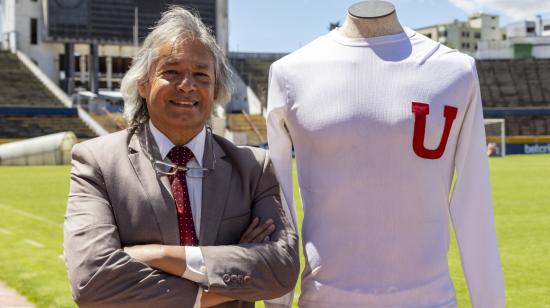 Bolívar Ruiz con una histórica camiseta de Liga de Quito en el estadio Olímpico Atahualpa, el 7 de julio de 2022. 