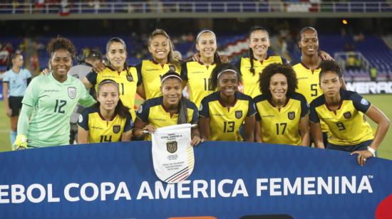 Las seleccionadas ecuatorianas se sacan una foto previo al partido ante Chile por la Copa América femenina en Colombia, el 14 de julio de 2022.